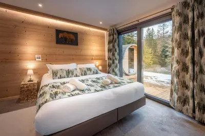 Un ou plusieurs lits dans un hébergement de l'établissement Chalet L'Echappée Belle, luxury with spa and sauna