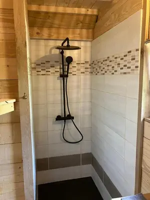 Salle de bains dans l'établissement Cabane insolite Les Vargottes