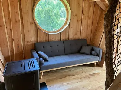 Coin salon dans l'établissement Cabane insolite Les Vargottes
