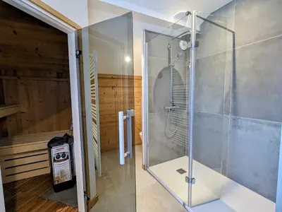 Salle de bains dans l'établissement Chalet Nature avec Sauna et WIFI près Gérardmer - FR-1-589-777