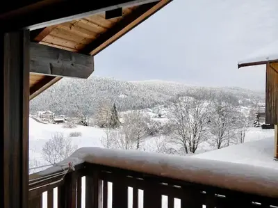 L'établissement Chalet Les 3 Lueurs, authentique au pied de pistes en hiver