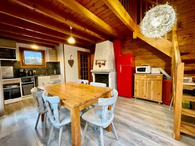 Cuisine ou kitchenette dans l'établissement Chalet Les 3 Lueurs, authentique au pied de pistes