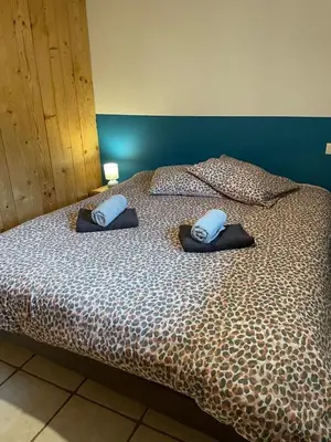 Un ou plusieurs lits dans un hébergement de l'établissement Chalet bois et pierre