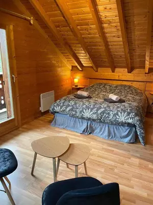 Un ou plusieurs lits dans un hébergement de l'établissement Chalet bois et pierre