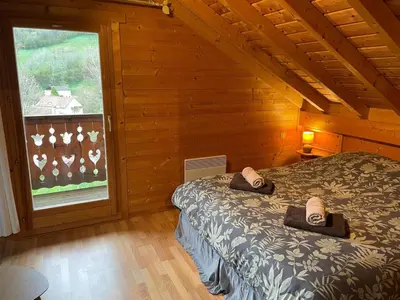 Un ou plusieurs lits dans un hébergement de l'établissement Chalet bois et pierre
