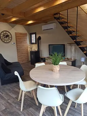 Coin salon dans l'établissement Chalet Le Nid Douillet avec jacuzzi et sauna privatifs