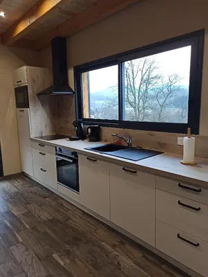 Cuisine ou kitchenette dans l'établissement Chalet Le Nid Douillet avec jacuzzi et sauna privatifs