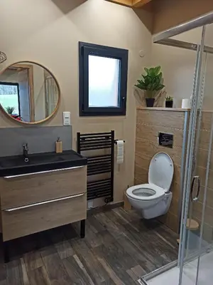 Salle de bains dans l'établissement Chalet Le Nid Douillet avec jacuzzi et sauna privatifs