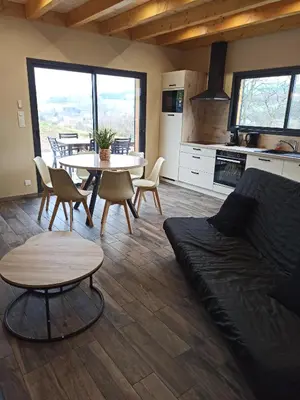 Coin salon dans l'établissement Chalet Le Nid Douillet avec jacuzzi et sauna privatifs