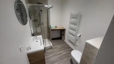 Salle de bains dans l'établissement De l'herbe jusqu'aux genoux - appartement 60 m2