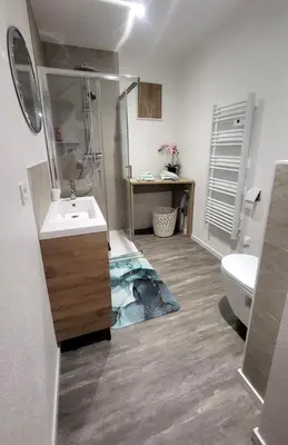 Salle de bains dans l'établissement De l'herbe jusqu'aux genoux - appartement 60 m2