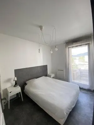 Un ou plusieurs lits dans un hébergement de l'établissement U1 Chaleureux appartement avec balcon à Uffholtz