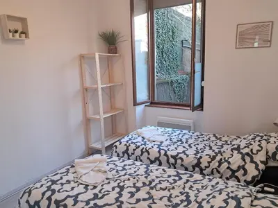 Un ou plusieurs lits dans un hébergement de l'établissement Le calme à 2 pas du centre - F2 - 4 couchages