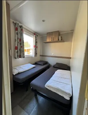 Un ou plusieurs lits dans un hébergement de l'établissement Grand MobilHome 6 Places Climatisé