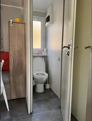 Salle de bains dans l'établissement Grand MobilHome 6 Places Climatisé
