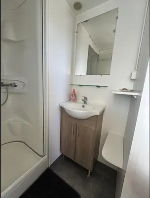 Salle de bains dans l'établissement Grand MobilHome 6 Places Climatisé