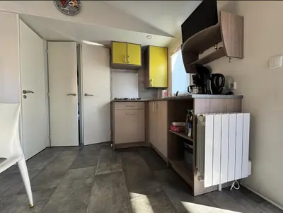 Cuisine ou kitchenette dans l'établissement Grand MobilHome 6 Places Climatisé