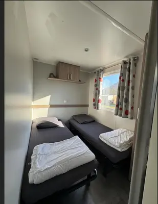 Un ou plusieurs lits dans un hébergement de l'établissement Grand MobilHome 6 Places Climatisé