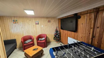 Télévision ou salle de divertissement dans l'établissement Chalet sous les sapins, calme, superbe vue avec piscine et sauna