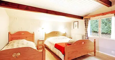 Un ou plusieurs lits dans un hébergement de l'établissement Chalet sous les sapins, calme, superbe vue avec piscine et sauna