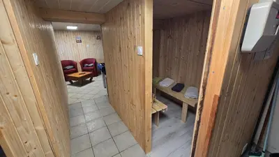 Coin salon dans l'établissement Chalet sous les sapins, calme, superbe vue avec piscine et sauna