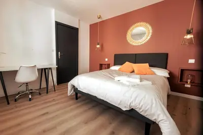Un ou plusieurs lits dans un hébergement de l'établissement La SUITE'HOME Super Bright Modern Apartment
