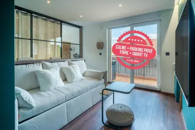 Coin salon dans l'établissement Suite Zen - Calme et Lumière - 2 lits 160 cm - Parking privé résidence