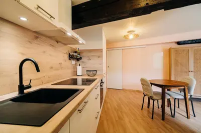 Cuisine ou kitchenette dans l'établissement Suite Vieille Ville - Calme et Cosy - Parking gratuit