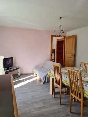 Télévision ou salle de divertissement dans l'établissement Joli appartement 4 personnes à la campagne