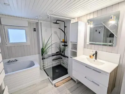 Salle de bains dans l'établissement Charmant gîte en forêt vosgienne avec parking privé - FR-1-589-785