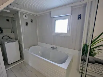 Salle de bains dans l'établissement Charmant gîte en forêt vosgienne avec parking privé - FR-1-589-785