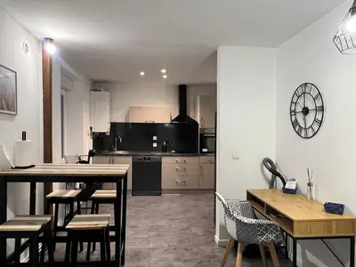 Cuisine ou kitchenette dans l'établissement Spacieux appartement à Belfort