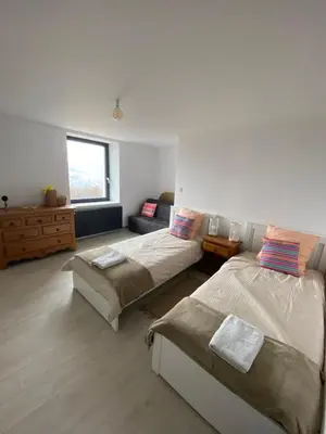 Un ou plusieurs lits dans un hébergement de l'établissement Lysgaardcottage 360 sauna spa bar Dancing 25V