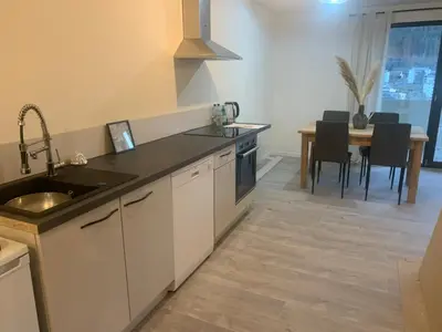 Cuisine ou kitchenette dans l'établissement La Résidence des Feutres app3 au RDC