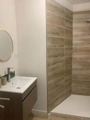 Salle de bains dans l'établissement La Résidence des Feutres au 1 er étage app 103