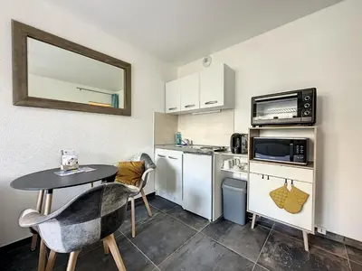 Cuisine ou kitchenette dans l'établissement Nice appartement proche gare Near Basel Wi-fi