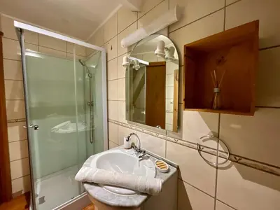 Salle de bains dans l'établissement Le Repos du Voyageur, près centre-ville et pistes de ski