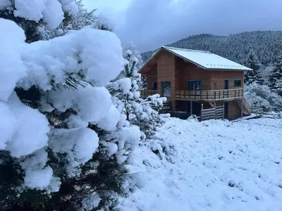 L'établissement Ancienne école avec Jacuzzi privé en hiver