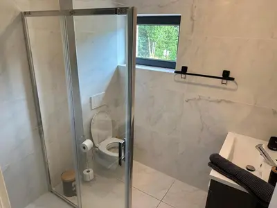 Salle de bains dans l'établissement Grange de l'ancienne école avec Jacuzzi privé