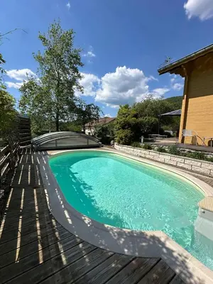 Piscine de l'établissement Chalet 3 Vallées - Piscine & SPA - Haut Standing ou située à proximité
