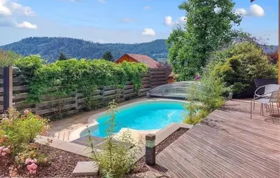 Piscine de l'établissement Chalet 3 Vallées - Piscine & SPA - Haut Standing ou située à proximité