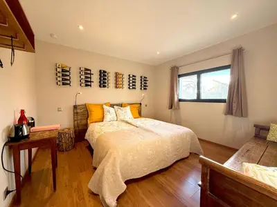 Un ou plusieurs lits dans un hébergement de l'établissement La Chambre aux Bouteilles - Domaine GUETH - Vins d'Alsace et oenotourisme