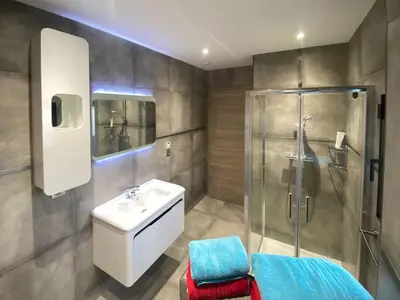 Salle de bains dans l'établissement La Chambre aux Bouteilles - Domaine GUETH - Vins d'Alsace et oenotourisme