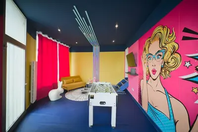Coin salon dans l'établissement Popart Insolite Jacuzzi,Sauna & SPA Parking free