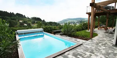 Piscine de l'établissement chalets les biches ou située à proximité