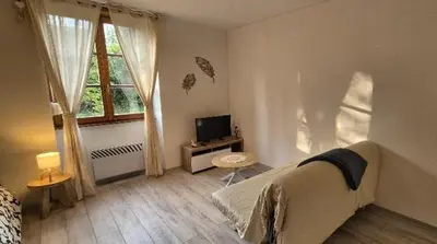 Télévision ou salle de divertissement dans l'établissement Studio Cocon de Plumes