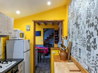 Cuisine ou kitchenette dans l'établissement Grande Maison Familiale Rénovée à Froideterre - FR-1-583-374