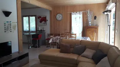 Coin salon dans l'établissement CHALET AU CALME à GERARDMER