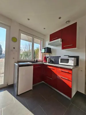 Cuisine ou kitchenette dans l'établissement studio tout équipé, calme avec terrasse et parking