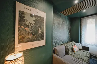 Coin salon dans l'établissement Colonial Insolite HautDeGamme Jacuzzi Privatif